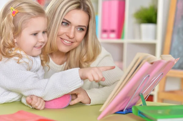 Moeder met dochtertje — Stockfoto