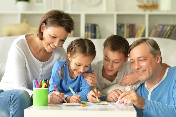 Grote en gelukkige familie — Stockfoto