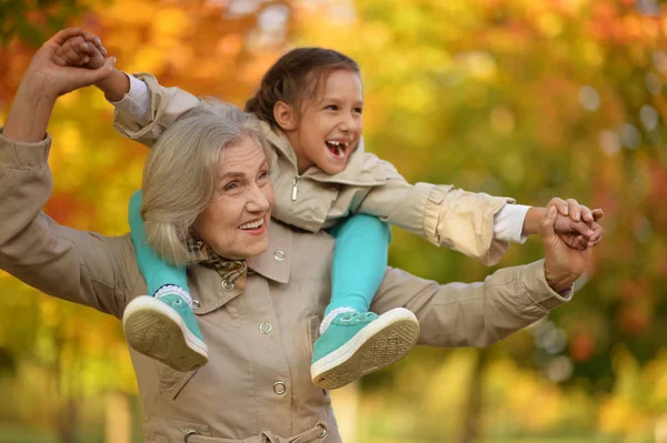 Porträtt av lycklig mormor och barnbarn — Stockfoto