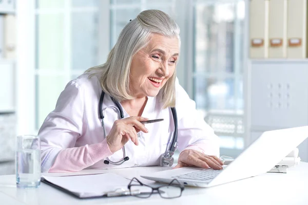 Médico femenino usando computadora portátil —  Fotos de Stock