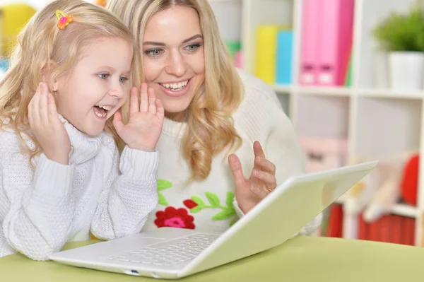 Madre con hija pequeña — Foto de Stock