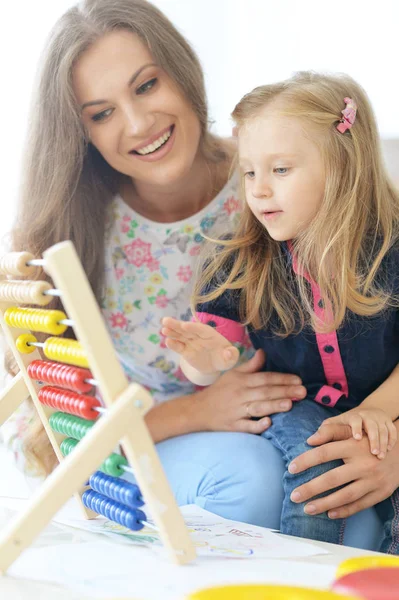 Moeder en dochter spelen — Stockfoto