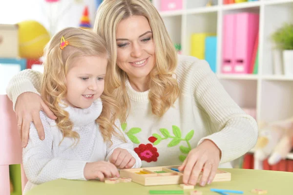 Madre con hija pequeña —  Fotos de Stock