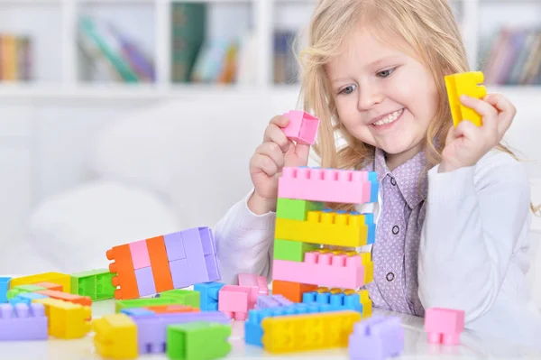 Mädchen spielen Lego Spiel — Stockfoto