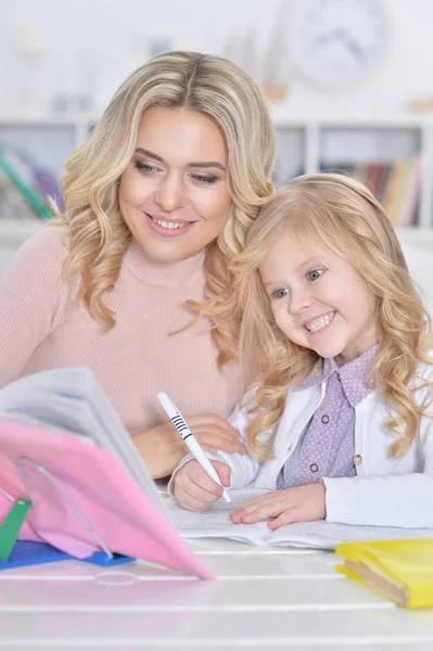 Mor och dotter gör läxor — Stockfoto