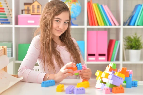 Chica jugando lego juego — Foto de Stock