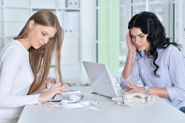 Duas meninas trabalhando — Fotografia de Stock