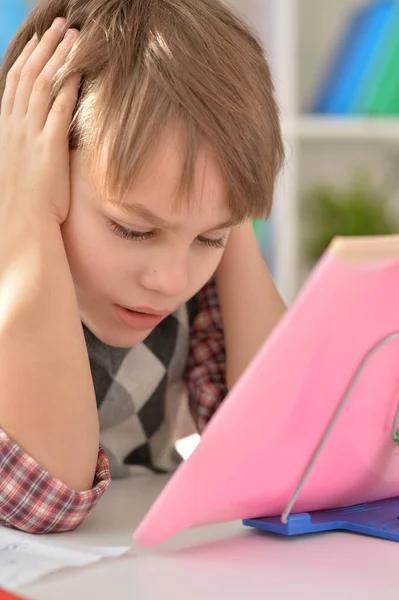 Garçon faire des devoirs — Photo