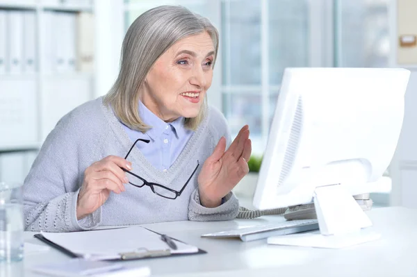 Kobieta w pracy z komputerem — Zdjęcie stockowe