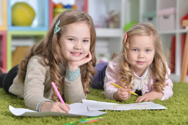 Küçük kızlar çizim — Stok fotoğraf