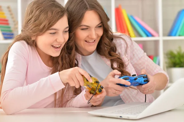 Mãe e filha jogando videogames — Fotografia de Stock