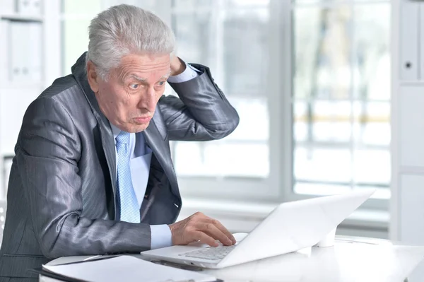 Homem sênior usando laptop — Fotografia de Stock