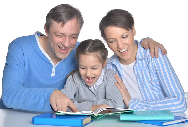 Genitori con figlia che legge libri — Foto Stock