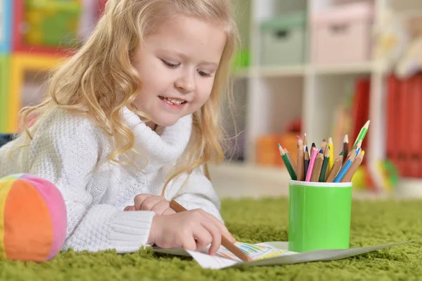 Cute little girl — Stock Photo, Image