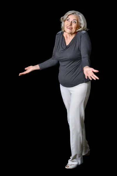 Volledige hoogte portret van rijpe vrouw — Stockfoto