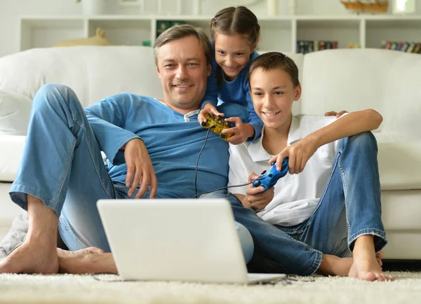 Padre con i bambini giocare ai giochi per computer — Foto Stock
