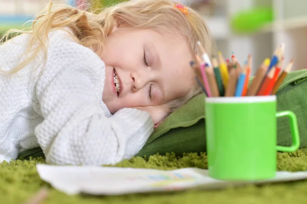 Schattig klein meisje — Stockfoto