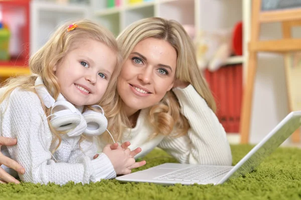 Madre con hija pequeña —  Fotos de Stock