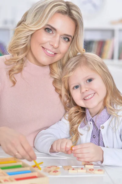 Mujer y niña jugando —  Fotos de Stock