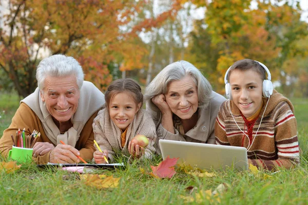 Prarodiče, trávit čas s vnoučaty — Stock fotografie