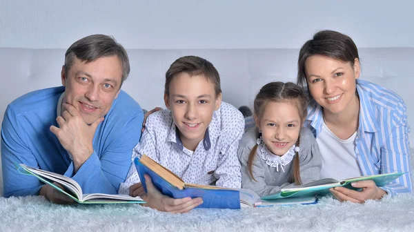 Familjen läsa böcker — Stockfoto