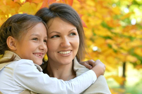 Joven madre e hija — Foto de Stock