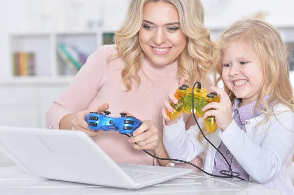 Mulher e menina jogando jogo de vídeo — Fotografia de Stock