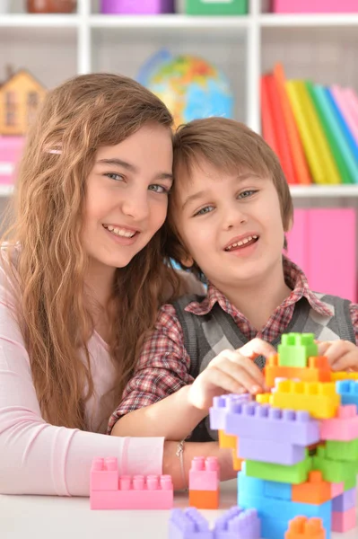 Lego oyunu oynayan kız ve erkek — Stok fotoğraf
