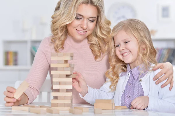 Vrouw en meisje spelen — Stockfoto