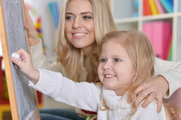 Moeder met dochtertje — Stockfoto