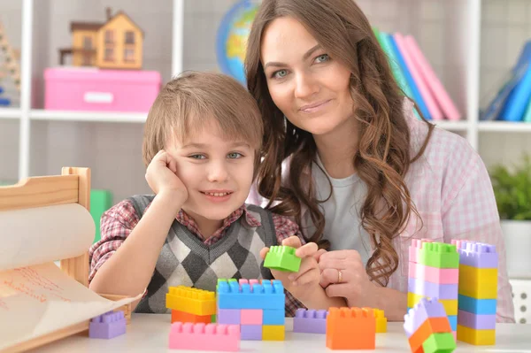 Mujer y niño jugando lego juego — Foto de Stock