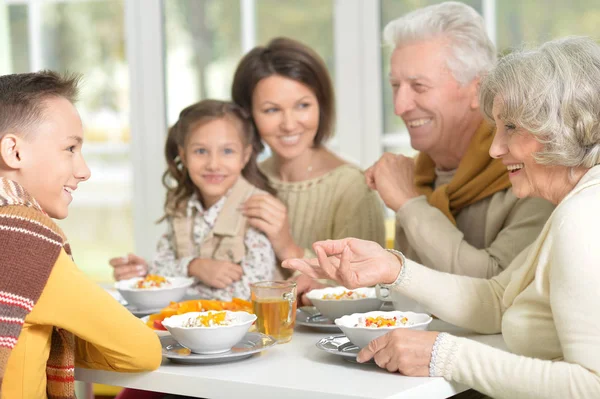 Familjen äter middag — Stockfoto