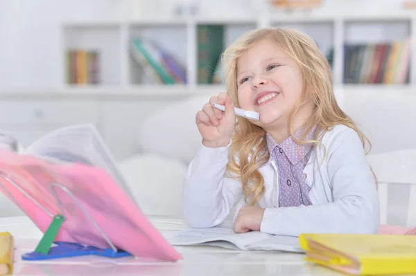 Kleines Mädchen macht Hausaufgaben — Stockfoto