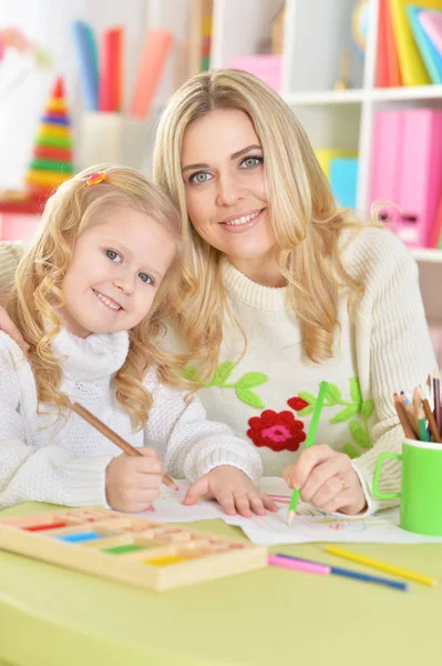 Madre con hija pequeña —  Fotos de Stock