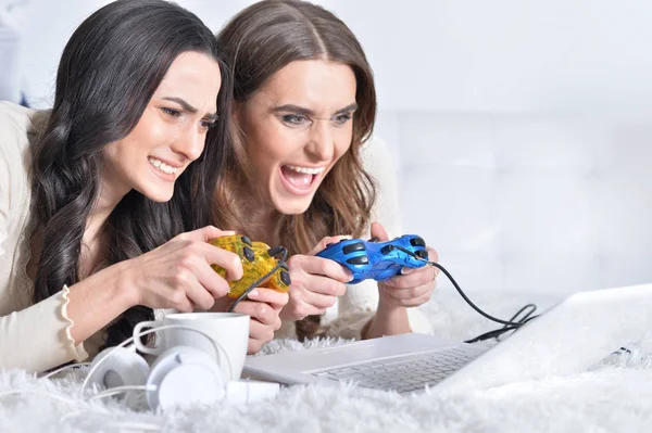 Women playing video games — Stock Photo, Image
