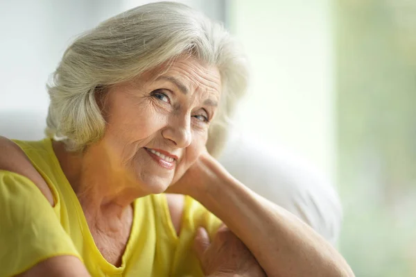 Schöne Seniorin — Stockfoto