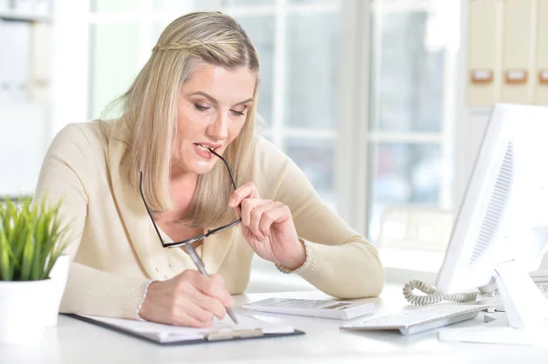 Volwassen vrouw met behulp van computer — Stockfoto