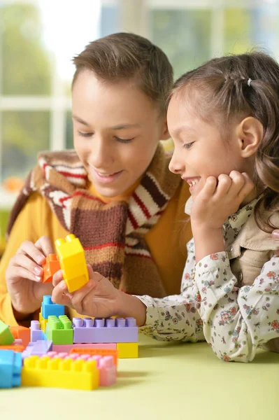 Jongen en meisje spelen — Stockfoto