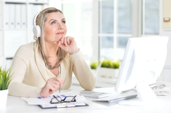 Mujer madura usando la computadora —  Fotos de Stock