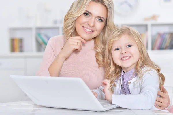 Mulher e menina usando laptop — Fotografia de Stock