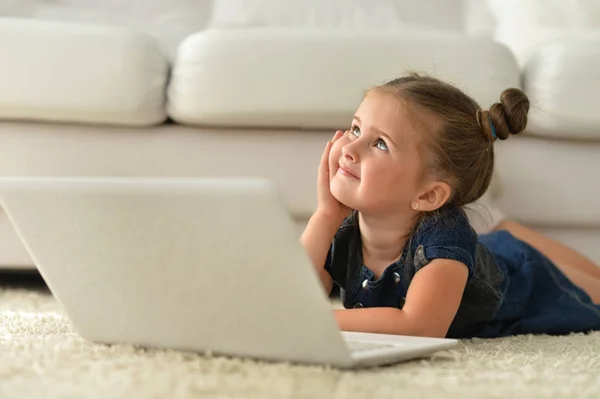 Kleines Mädchen mit Laptop — Stockfoto