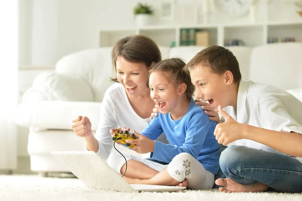 Famiglia che gioca giochi per computer — Foto Stock