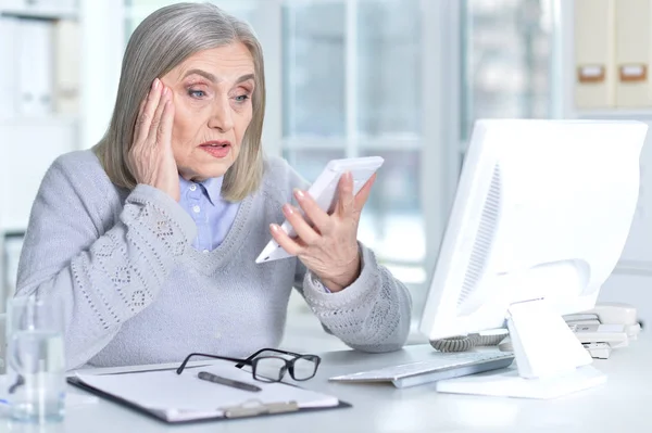 Mujer usando calculadora — Foto de Stock