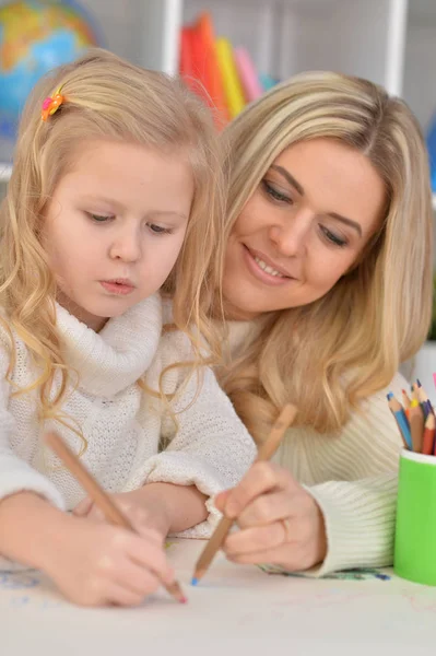 Moeder met dochtertje — Stockfoto