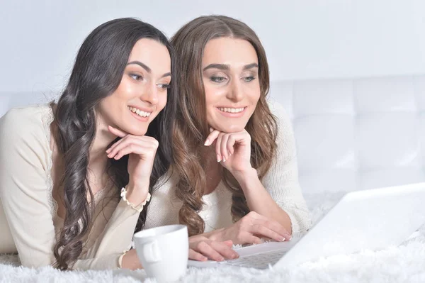 Vrouwen met behulp van laptop — Stockfoto