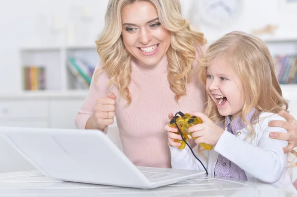 Mujer y niña jugando videojuego —  Fotos de Stock