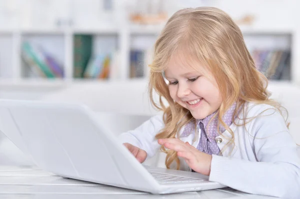 Klein meisje met laptop — Stockfoto