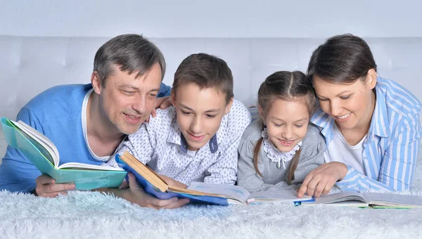 Family reading books — Stock Photo, Image