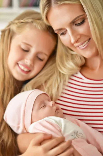 Mãe com filhas pequenas — Fotografia de Stock