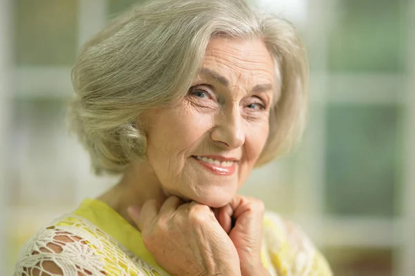 Красивая пожилая женщина — стоковое фото
